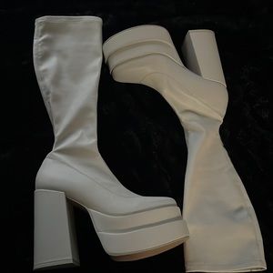 Brand New Steve Madden White Cypress Boots